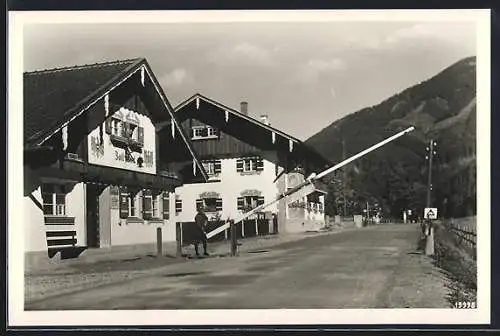 AK Bayrischzell, Landesgrenze Bayern-Tirol mit Zoll-Amt und einem Grenzsoldaten