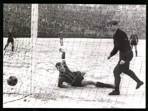 Fotografie Fussball-Bundesliga, KSV Hessen-Kassel Kapitän klärt den Ball in das Seitenaus