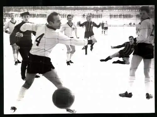 Fotografie Fussball-Bundesliga, Eintracht Braunschweig vs. KSV Hessen-Kassel, Kassel trifft im Schneegestöber
