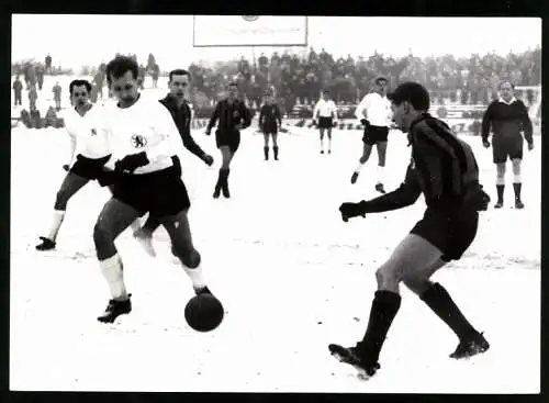 Fotografie Fussball-Bundesliga, Eintracht Braunschweig vs. KSV Hessen-Kassel, Zweikampf im Schneegestöber