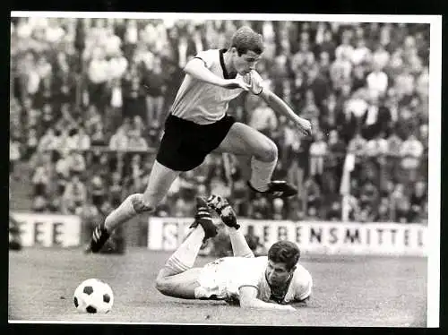 Fotografie Fussball-Bundesliga, Borussia Dortmund vs. Karlsruher SC, Zweikampf Ehmann gegen Wosab