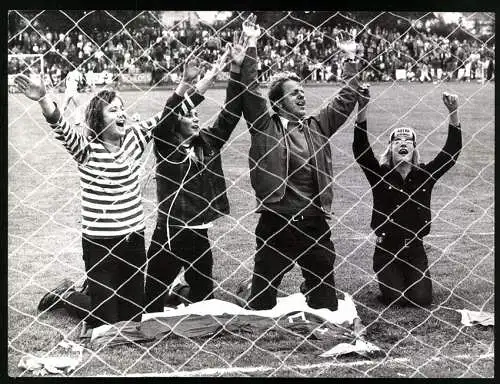 Fotografie Fussball-Bundesliga, VfB Stuttgart vs. FC Bayern München 2:1, VfB Fans beschwören d. Fussballgott zur Halbzeit