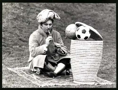 Fotografie Fussball - Trainer Burdenski von Borussia Dortmund versucht den Siegesgeist zu beschwören 1972
