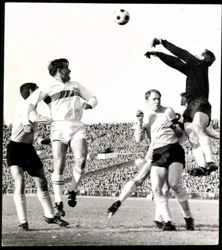 Fotografie Fussball-Bundesliga, VfB Stuttgart vs. Borussia Dortmund, Strafraumszene