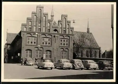 Fotografie unbekannter Fotograf, Ansicht Rendsburg, parkende Autos mit VW Käfer vor dem Rathaus