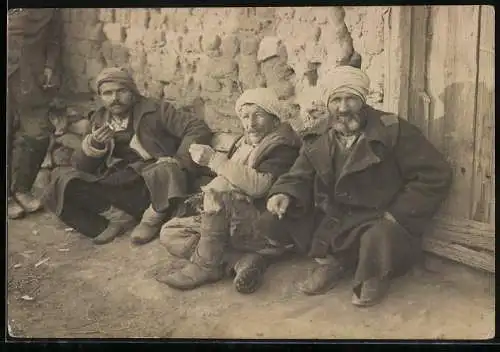 Fotografie unbekannter Fotograf und Ort, mazedonsiche Kriegsgefangene / POW in zerschlissenen Uniform