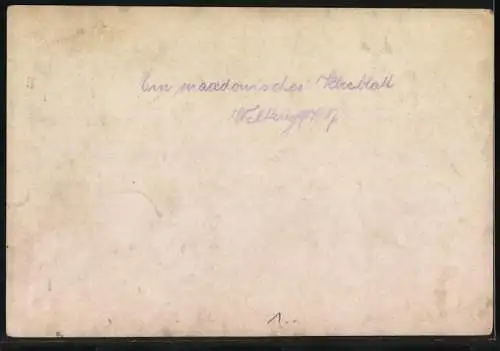 Fotografie unbekannter Fotograf und Ort, mazedonsiche Kriegsgefangene / POW in zerschlissenen Uniform