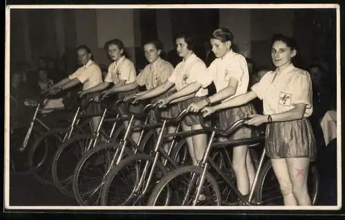 Fotografie W. Schmidt, Bautzen, Kunstradfahrer vom Club Blitz mit ihren Fahrrädern