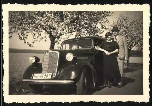 Fotografie Bauer & Weber, Ort unbekannt, Auto Opel mit Kennzeichen: IIU-14087
