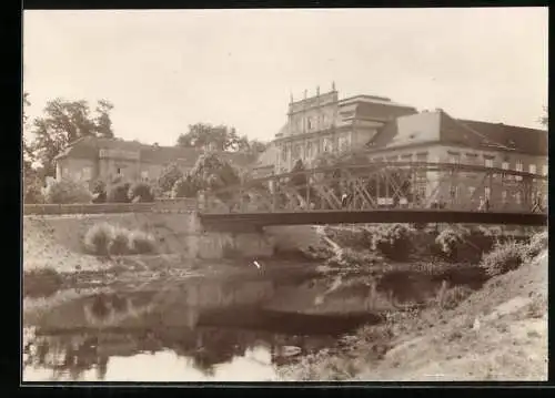 Fotografie unbekannter Fotograf, Ansicht Oranienburg, Blick vom Fluss nach dem Schloss