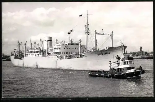 Fotografie Schiff, Dampfer Dzierzynski mit Schleppboot