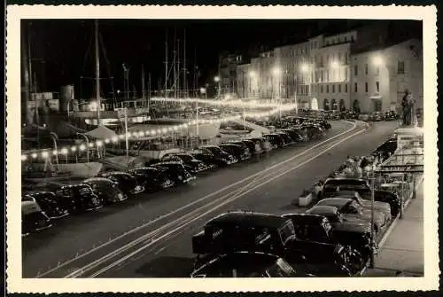 Fotografie Bianquis, St. Tropez, Ansicht St. Tropez, Langzeitbelichtung des Verkehrs am Hafen, Schnappschuss
