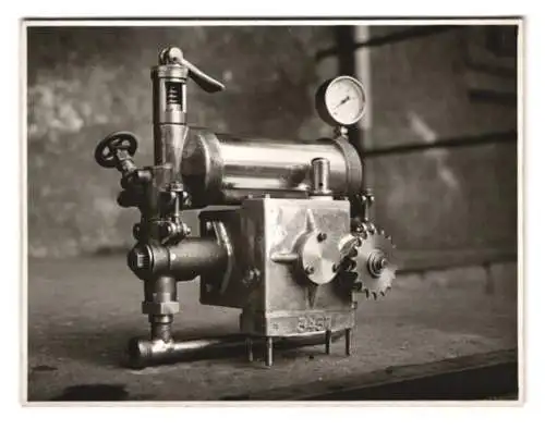 2 Fotografien Technik, Motor Kleingerät Patria Platz Z der Carl Platz GmbH Ludwigshafen, Vorder und Rückansicht