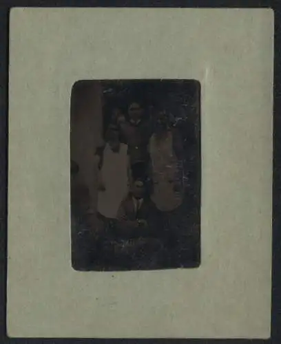 Fotografie Ferrotypie zwei Herren mit Dienstmädchen, Passepartout