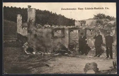 AK Markirch /Els., Eckirch, Männer vor einem zerschossenen Haus