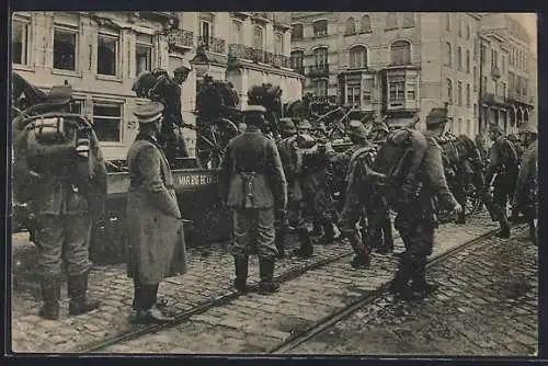 AK Bespannte Maschinengewehr-Kompagnie der Marine-Infanterie beim Verladen von Gewehren