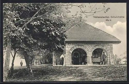 AK Hohenstaufen-Schutzhütte, Ansicht mit Wanderer