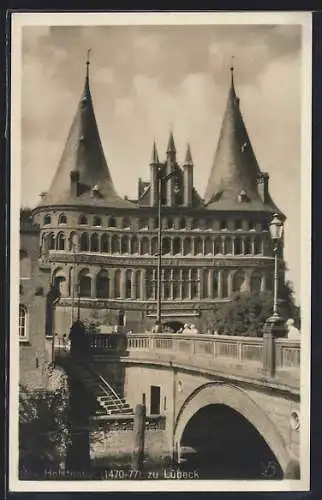 AK Lübeck, Holstentor von der Brücke aus