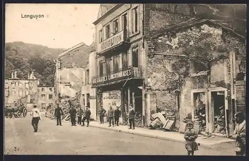 AK Longuyon, Strassenpartie mit zerstörten Häusern und Soldaten