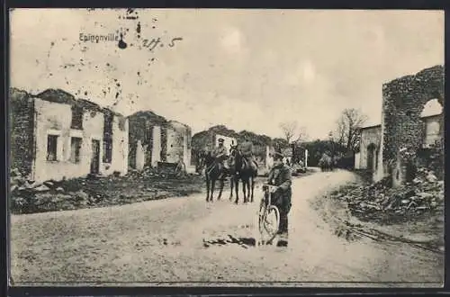 AK Epinonville, Soldaten auf Pferden im zerstörten Ort