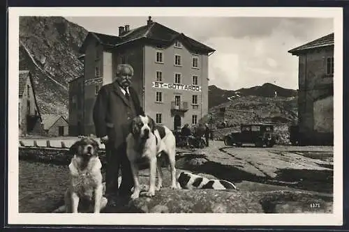 AK San Gottardo, Hotel St. Gotthard Hospiz, Besitzer mit Bernhardiner