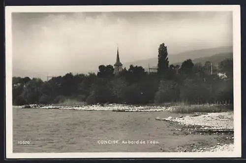 AK Concise, Au bord de l`eau