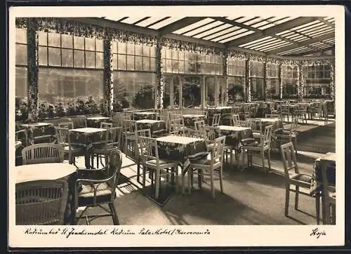 AK St. Joachimstal, Radium-Palasthotel, Glasveranda, Innenansicht