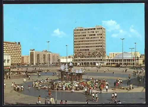 AK Berlin, Alexanderplatz, Blick auf den Springbrunnen und das Haus des Lehrers