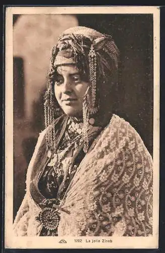 AK arabische Frau mit Kopfschmuck in landestypischer Kleidung