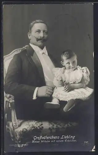 AK Kaiser Wilhelm II. mit seinem Enkelchen auf dem Schoss auf einem Stuhl