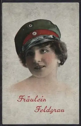 AK Junge Frau mit Soldatenmütze, Fräulein Feldgrau