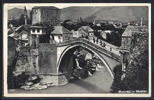 AK Mostar, Brücke mit Passanten