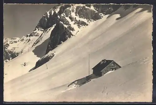 AK Lenk Wildhornhütte im Schnee am Berghang