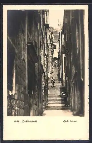 AK Dubrovnik, Gasse mit Passanten