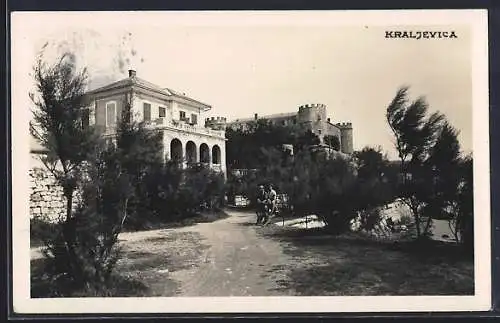 AK Kraljevica, Strassenpartie mit Villa und Burg