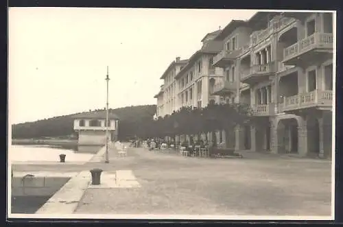 AK Brioni, Promenade am Hotel
