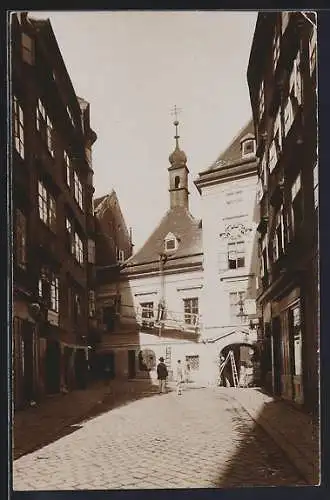 Foto-AK Wien, Hängebühne mit Fensterputzer in der Schönlaterngasse