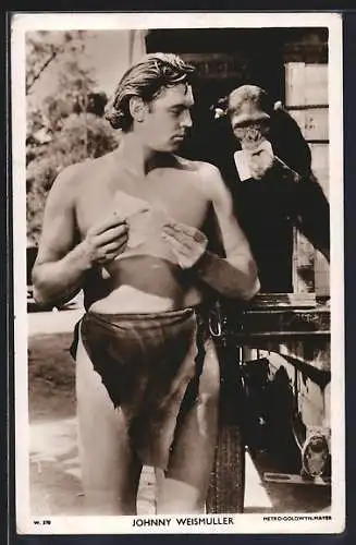 AK Schauspieler Johnny Weismuller als Tarzan mit einem Schimpansen