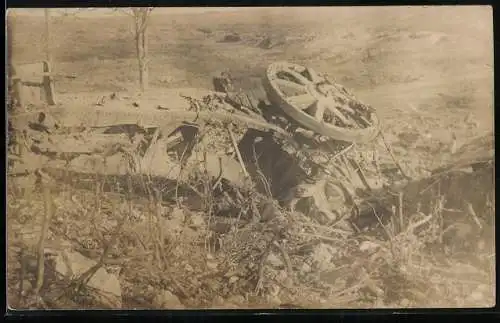 Fotografie unbekannter Fotograf und Ort, eine zerschossen Feld Haubitze
