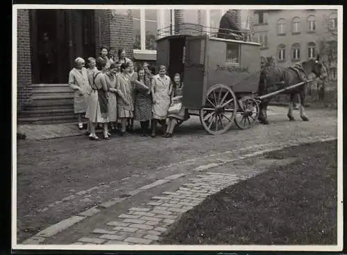Fotografie junge Frauen empfangen Pakete vom Postboten mit Deutsche Reichspost Kutsche