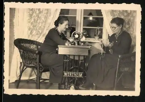 Fotografie zwei Frauen mit Wertheim Nähmaschine und Häkelnadeln