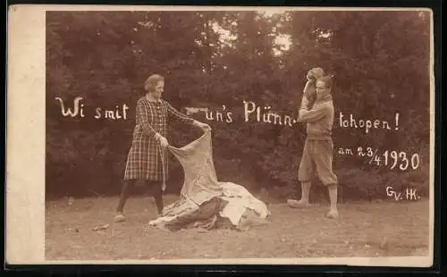 Fotografie holländisches Paar mit Holzclogs sorierte alte Kleidung aus: Wi smit un`s Plünn tohopen, 1930