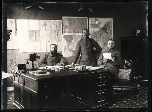 Fotografie Soldaten im Planungsbüro mit Landkarten an der Wand