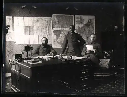 Fotografie Soldaten in Feldgrau Uniform mit Karten an der Wand