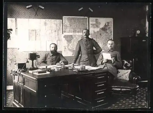 Fotografie Soldaten in Feldgrau Uniform, Planungsbüro mit Karten an der Wand
