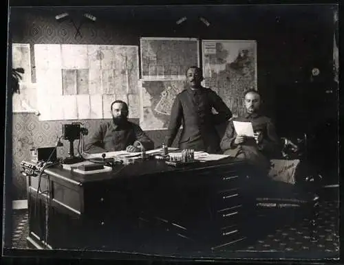 Fotografie Heeres Soldaten in Feldgrau Uniform im Planungsbüro