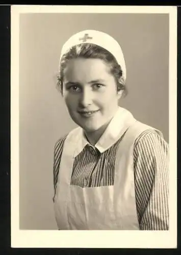 Fotografie junge Frau als Rot-Kreuz Helferin in Dienstuniform, 1939