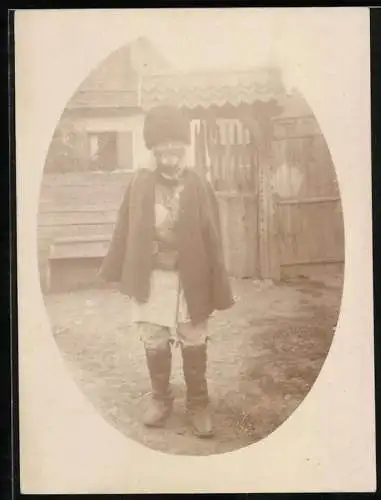Fotografie rumänischer Bauer aus Siebenbürgen in landestypishcer Tracht