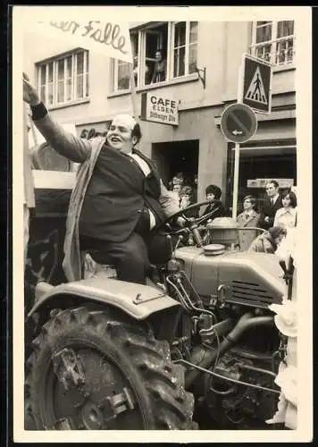 Fotografie unbekannter Fotograf, Ansicht Bitburg, Fastnachtumzug 1972, Festwagen mit Traktor