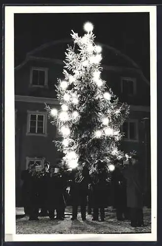 Foto-AK Aigen i. M., Marktplatz mit Christbaum bei Nacht 1982